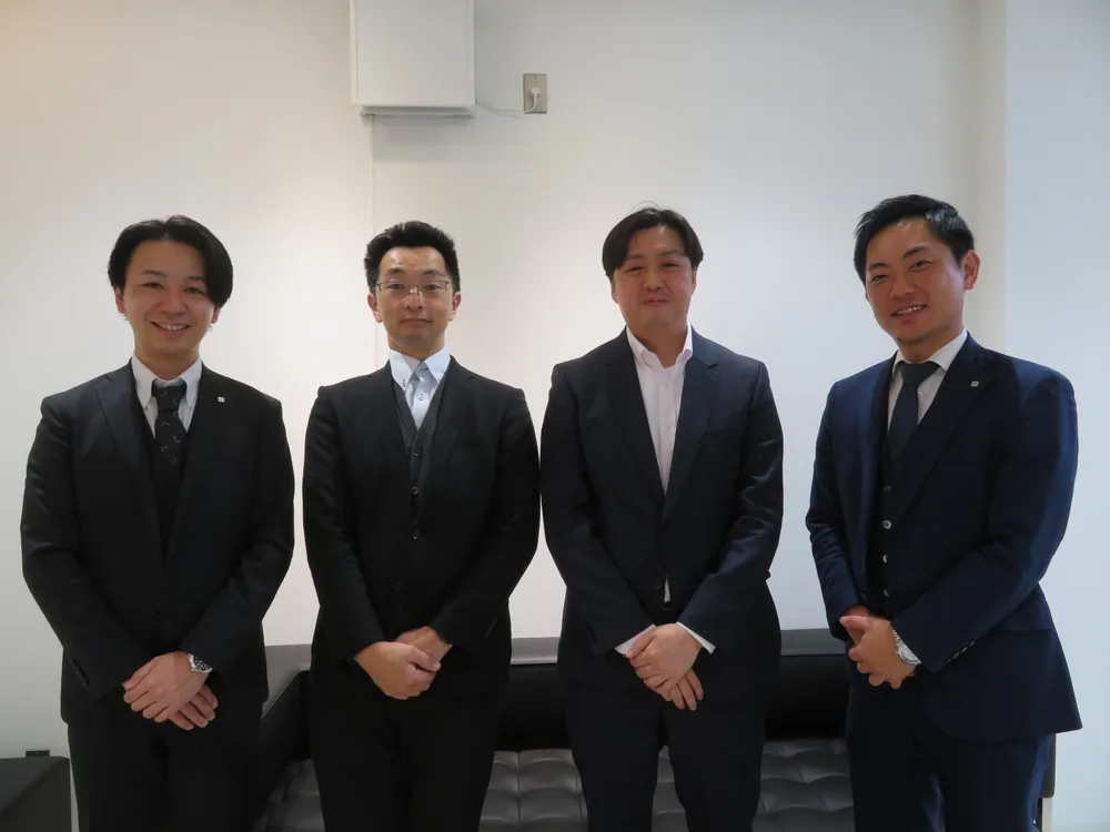 株式譲渡の成立にあたり、株式会社クラモトと株式会社西多摩オートの関係者、フォーバルの担当者が並ぶ記念写真