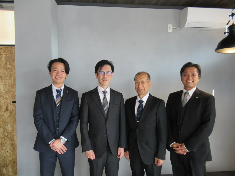 株式譲渡の成立にあたり、サンタックス株式会社と武蔵野自動車株式会社の関係者、フォーバルの担当者が並ぶ記念写真
